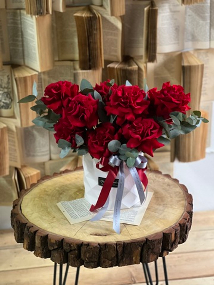 Эффектная шляпная коробка из красных французских роз и эвкалипта от Флора Маркет