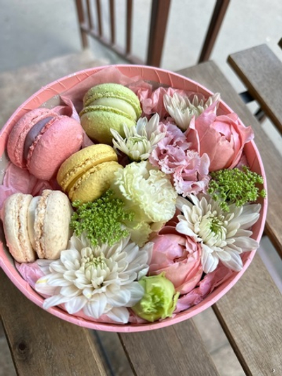 “Цветы луны”: Сладкая композиция макарун и живых цветов