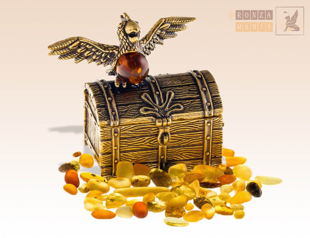 фигурка Сундучок с попугаем с янтарем