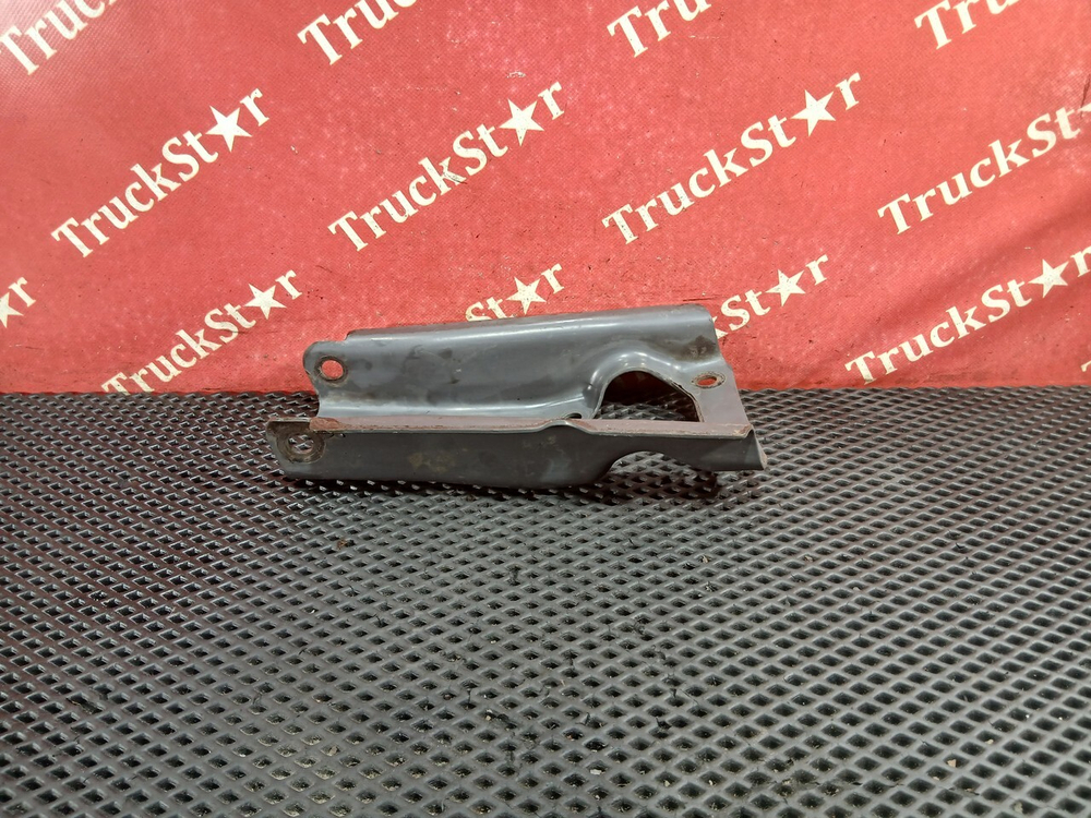 Кронштейн амортизатора переднего