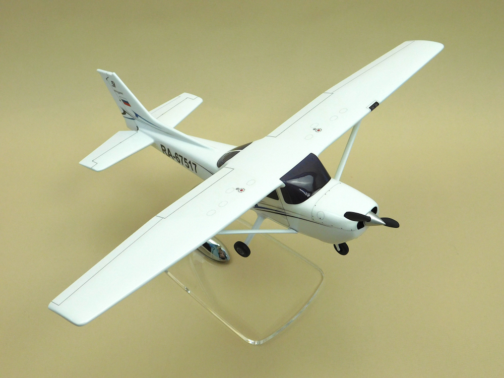Модель самолета Cessna 172S (М1:32)