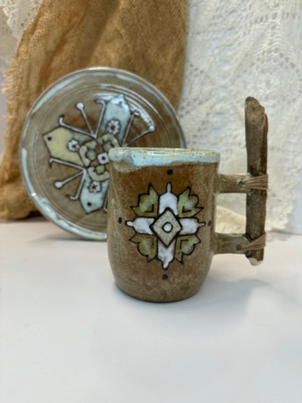 Чашка с деревянной ручкой и тарелка