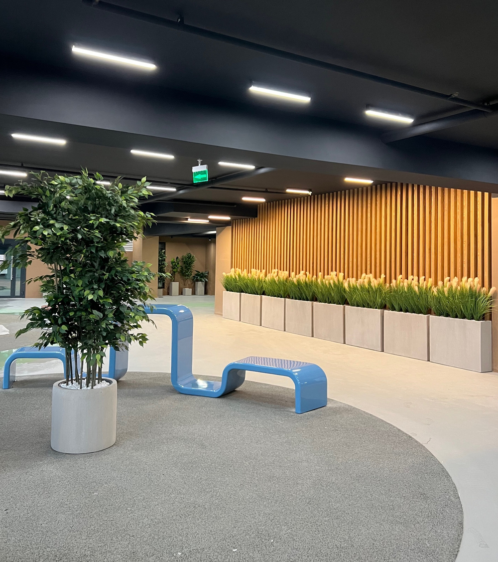 5.23. Искусственная осока в кашпо для ЖК «Development Plaza»