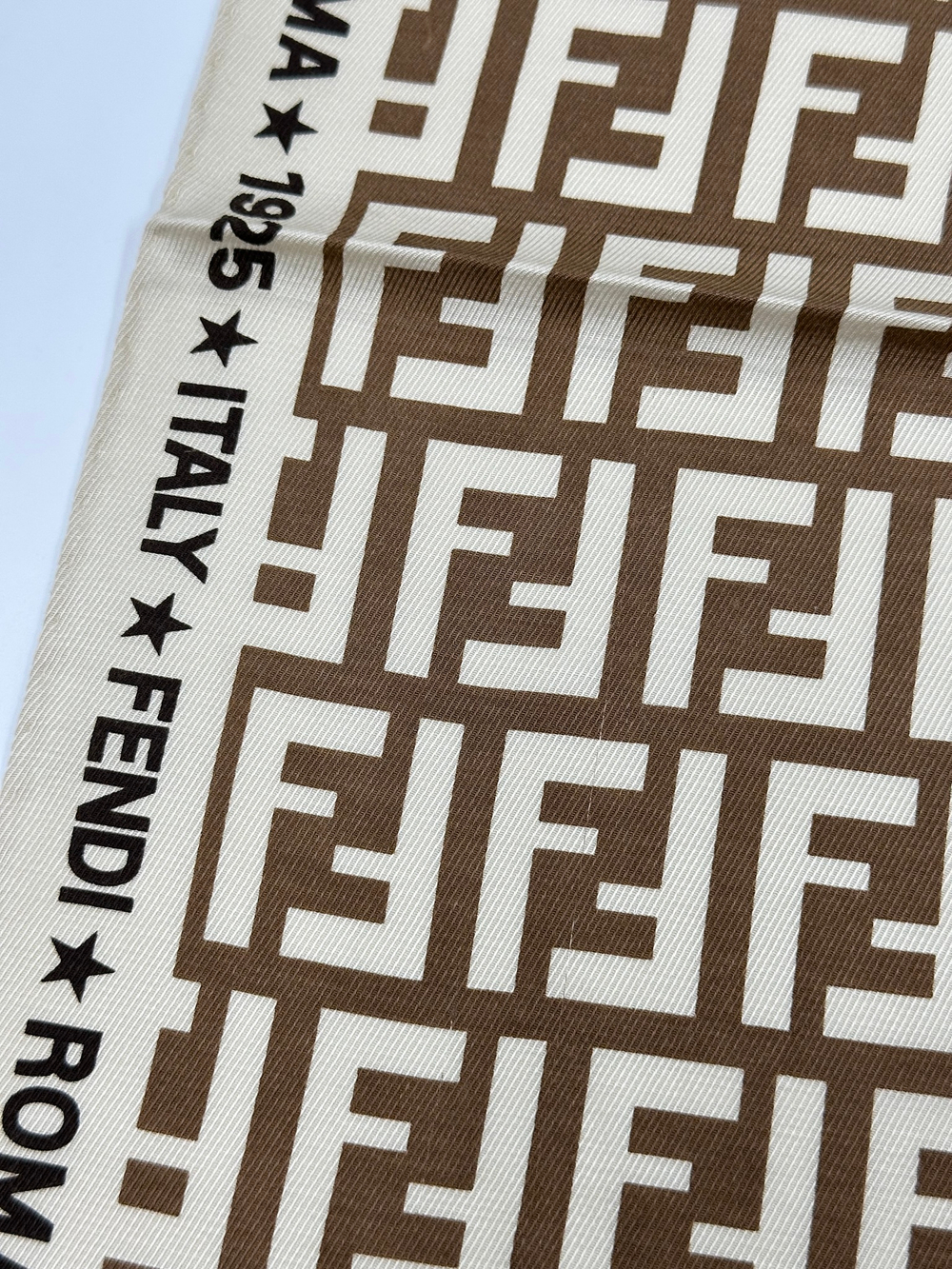 Платок с лого Fendi