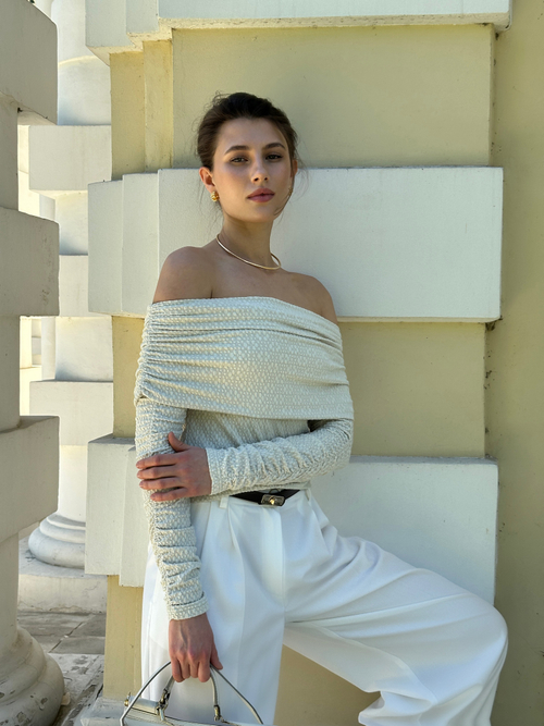 Кофта из фактурного трикотажа с открытыми плечами фисташка