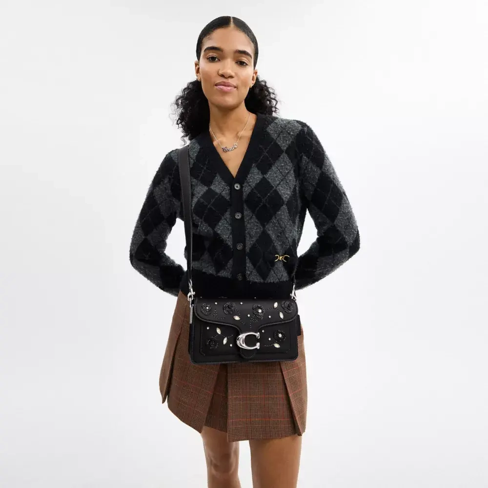 COACH СУМКА ЧЕРЕЗ ПЛЕЧО TABBY С ОТДЕЛКОЙ ИЗ КРИСТАЛЛОВ, ЧЕРНЫЙ