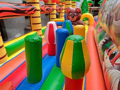 Коммерческий надувной батут «Зоопарк» с крышей, 15*7*9 м.