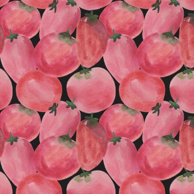 Красные спелые помидоры на чёрном фоне