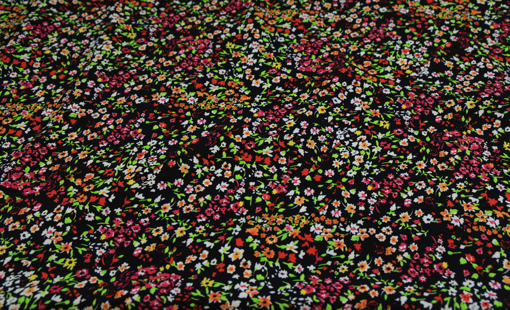 Вискоза черная в мелкий красный цветок