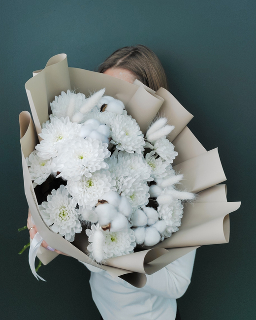 Авторский букет из белой хризантемы,хлопка и лагуруса(00158)