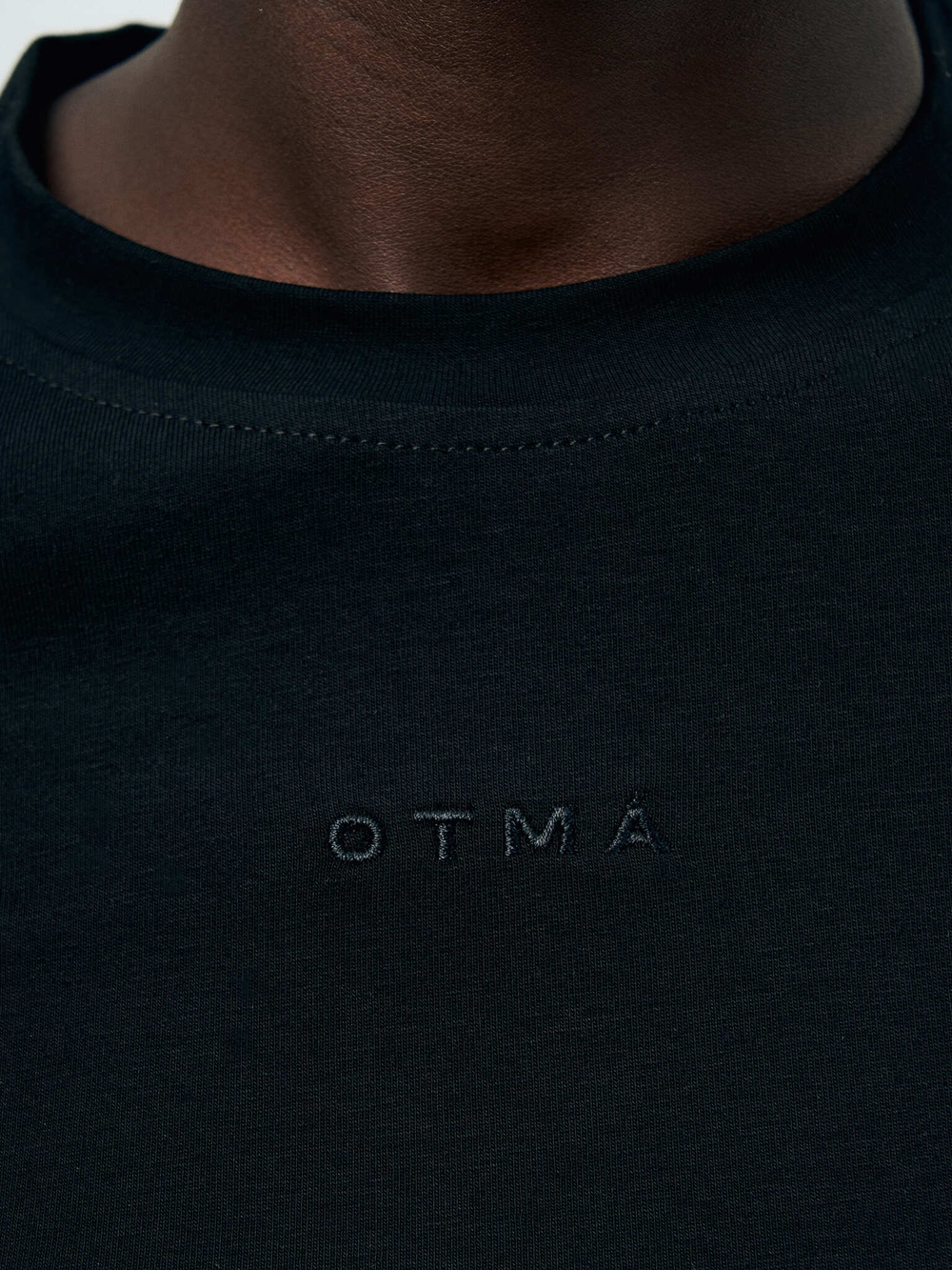 Футболка слим "OTMA" черная