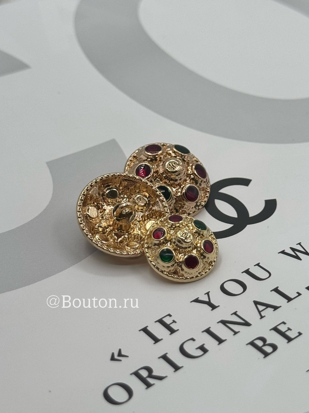 Пуговицы Шан. золотистые с красно-зелеными деталями