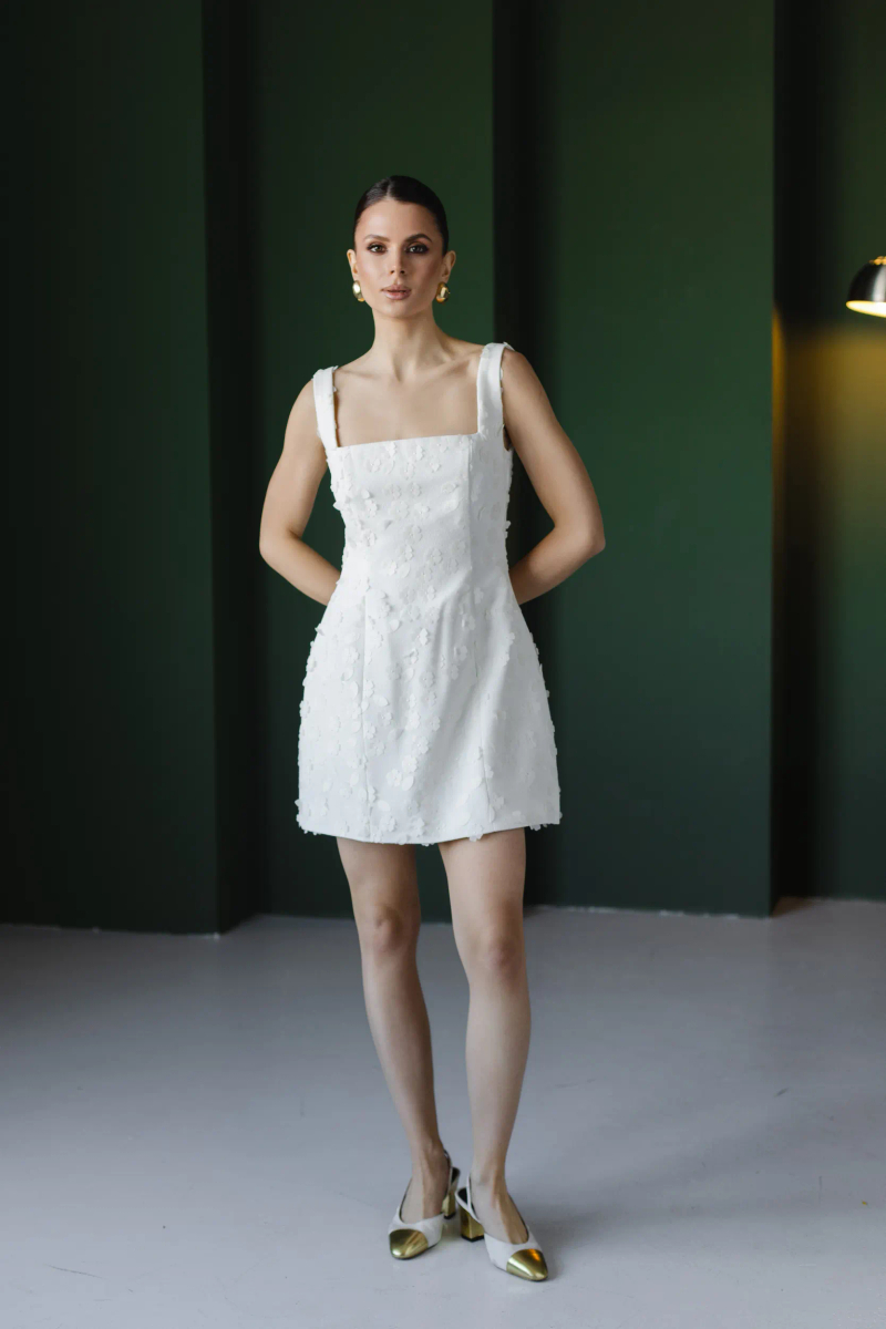 Платье из твида на лямках мини молочное с цветами