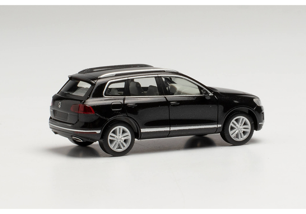 Автомобиль VW Touareg, черный