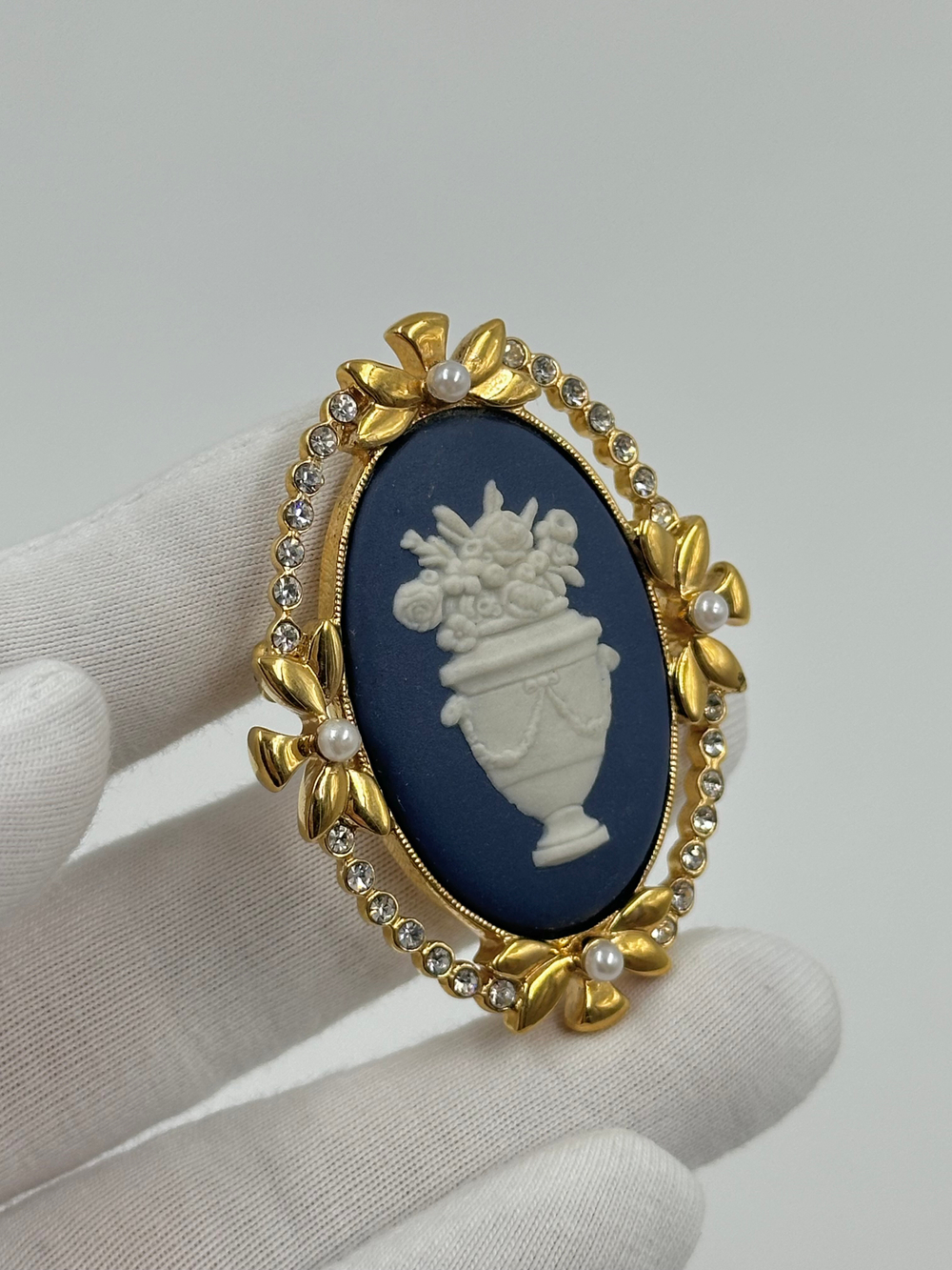 Брошь Wedgwood синяя