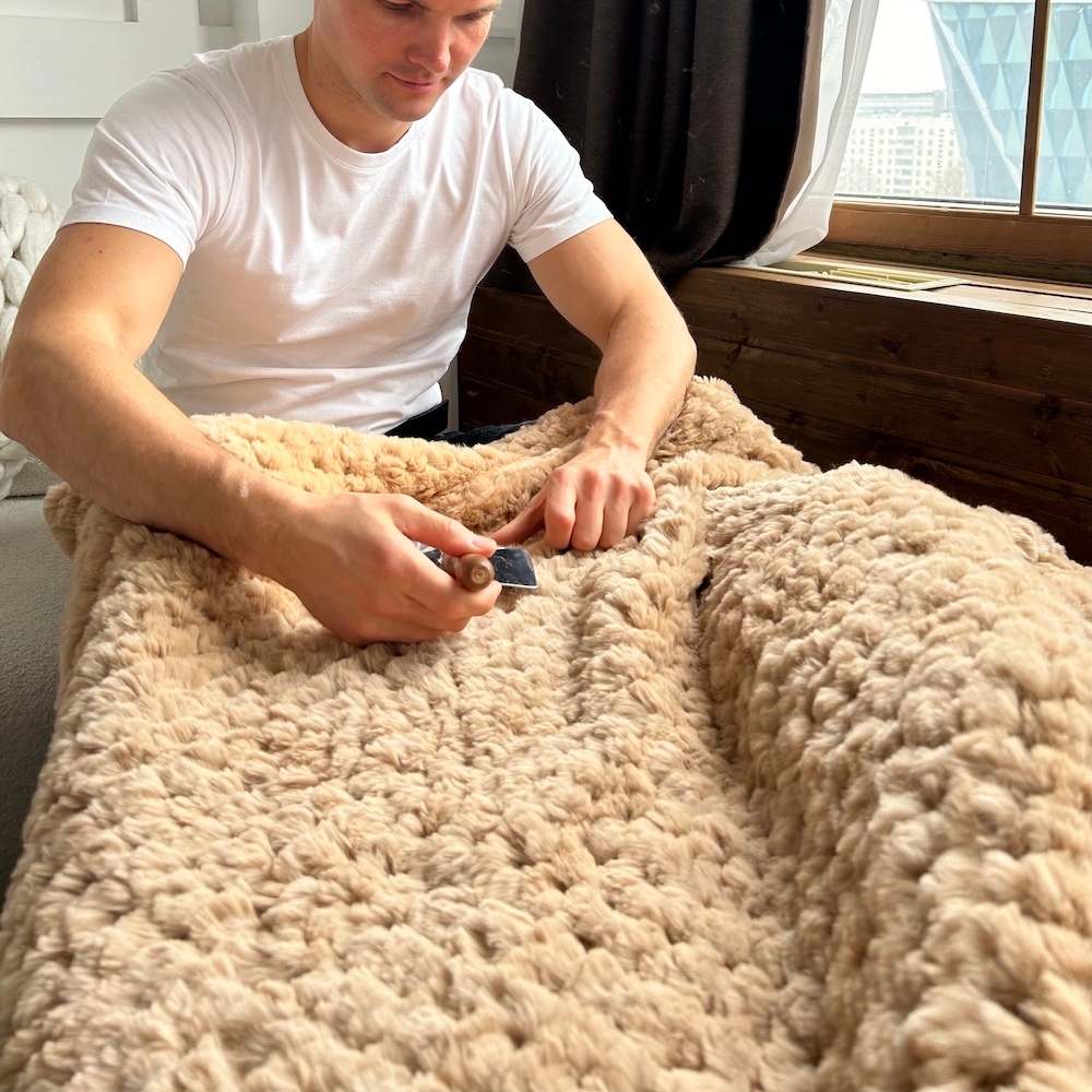 Вязаный плед из натурального меха рекс 240*220 см (бежевый однотонный)