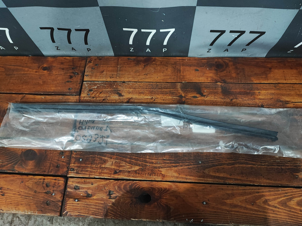 Уплотнитель стекла переднего левого Hilux 8 Новый Оригинал 681720k080