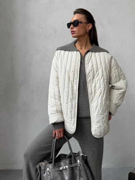 Женская стеганая куртка бежевого цвета