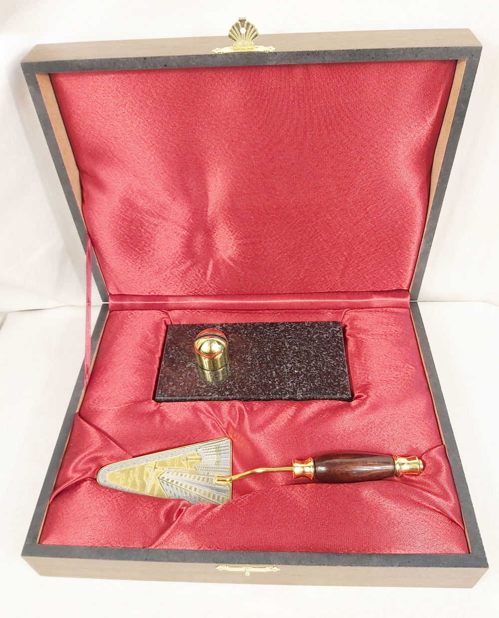 Подарок строителю " Сувенирный мастерок" малый на камне