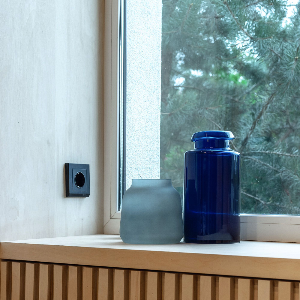 Розетка с заземлением (черный матовый)