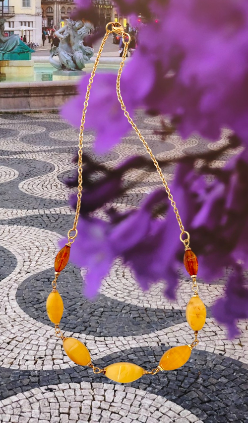 Колье янтарное на тонкой цепочке