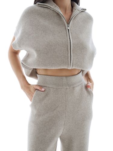 Бежевый трикотажный костюм с жилетом