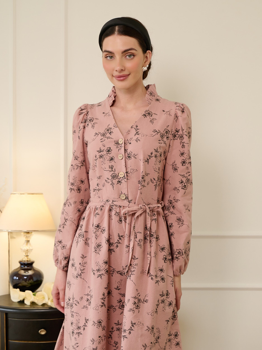 Платье с воротником стойкой