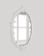Овальное зеркало в белой раме “Буа”
