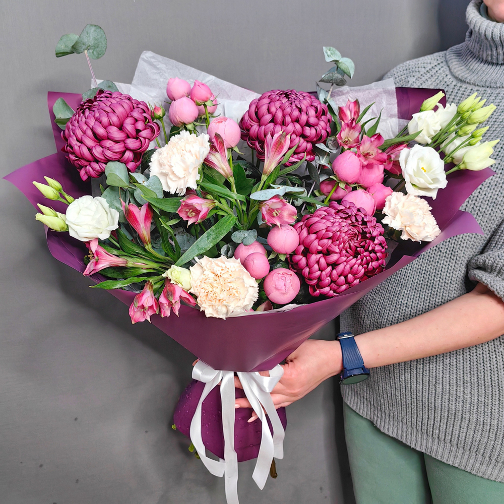 Авторский букет с хризантемами сорта "Бигуди Перпл"