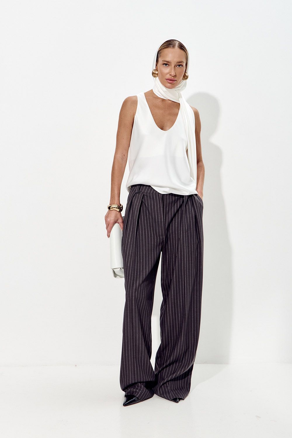 Майка из атласа с глубоким вырезом кремового цвета