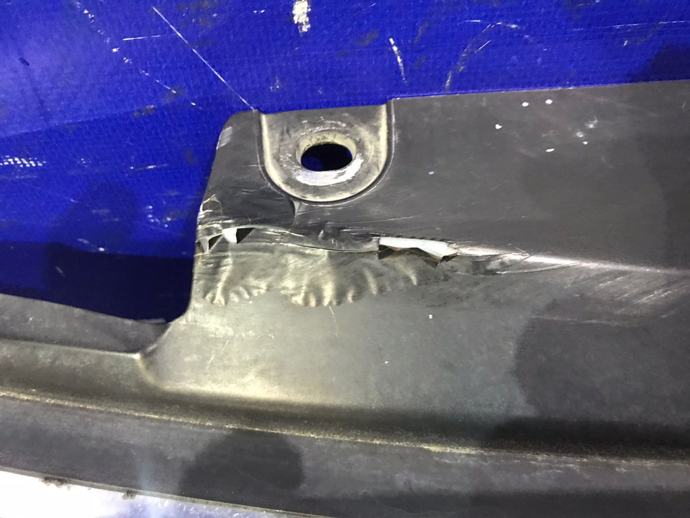 Решетка радиатора NISSAN ELGRAND 2005