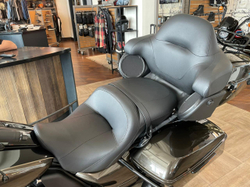 Ultra Limited, Harley-Davidson (FLHTK), 2020 "River Rock Gray / Vivid Black, Black Finish"