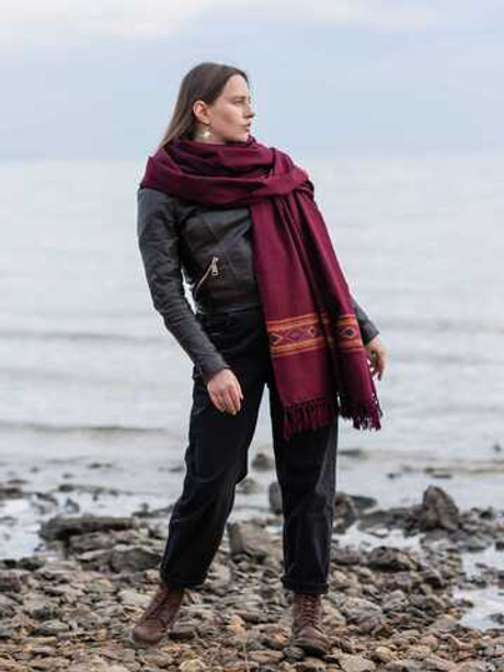 Шерстяной палантин с вышивкой