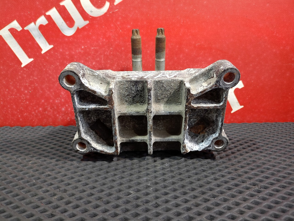 Подушка двигателя задняя