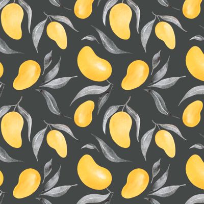 Желтые плоды манго на темно-сером фоне