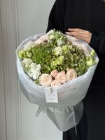 Букет из кустовых пионовивидных роз, гортензии, амми, лизиантуса и хризантемы