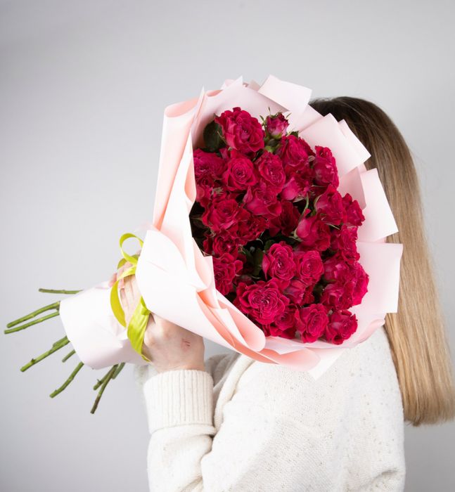 Букет из кустовых роз "Черри Блоссомс" (в упаковке)