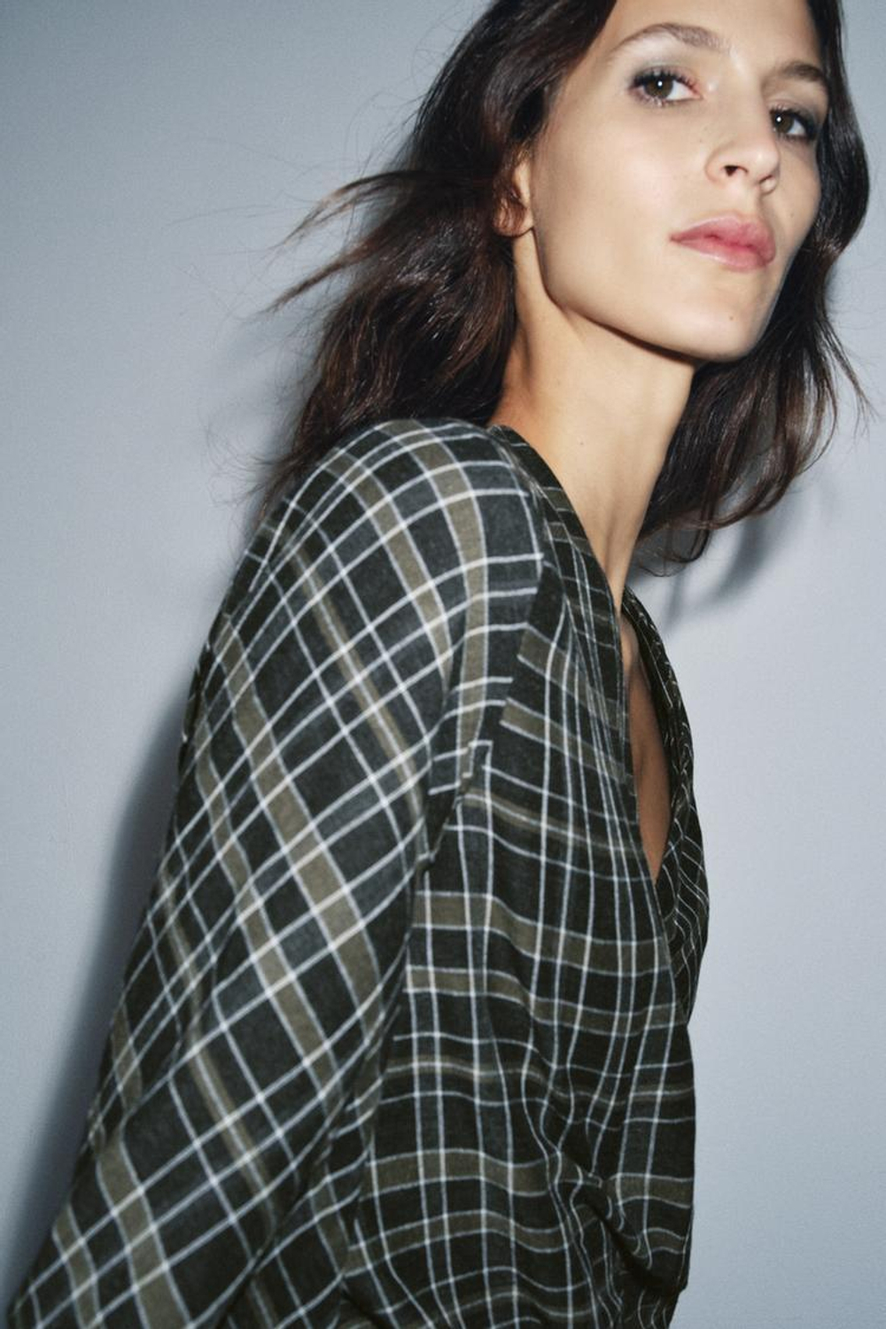 ZARA ПЛАТЬЕ В КЛЕТКУ СО СБОРКАМИ, АНТРАЦИТОВЫЙ/ХАКИ