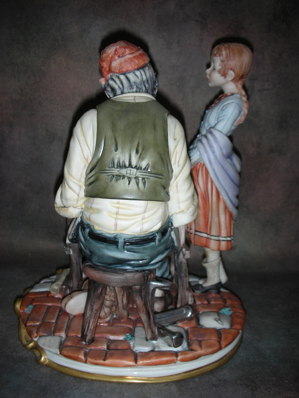 Статуэтка. Фарфор. У Сапожника. Capodimonte. Италия