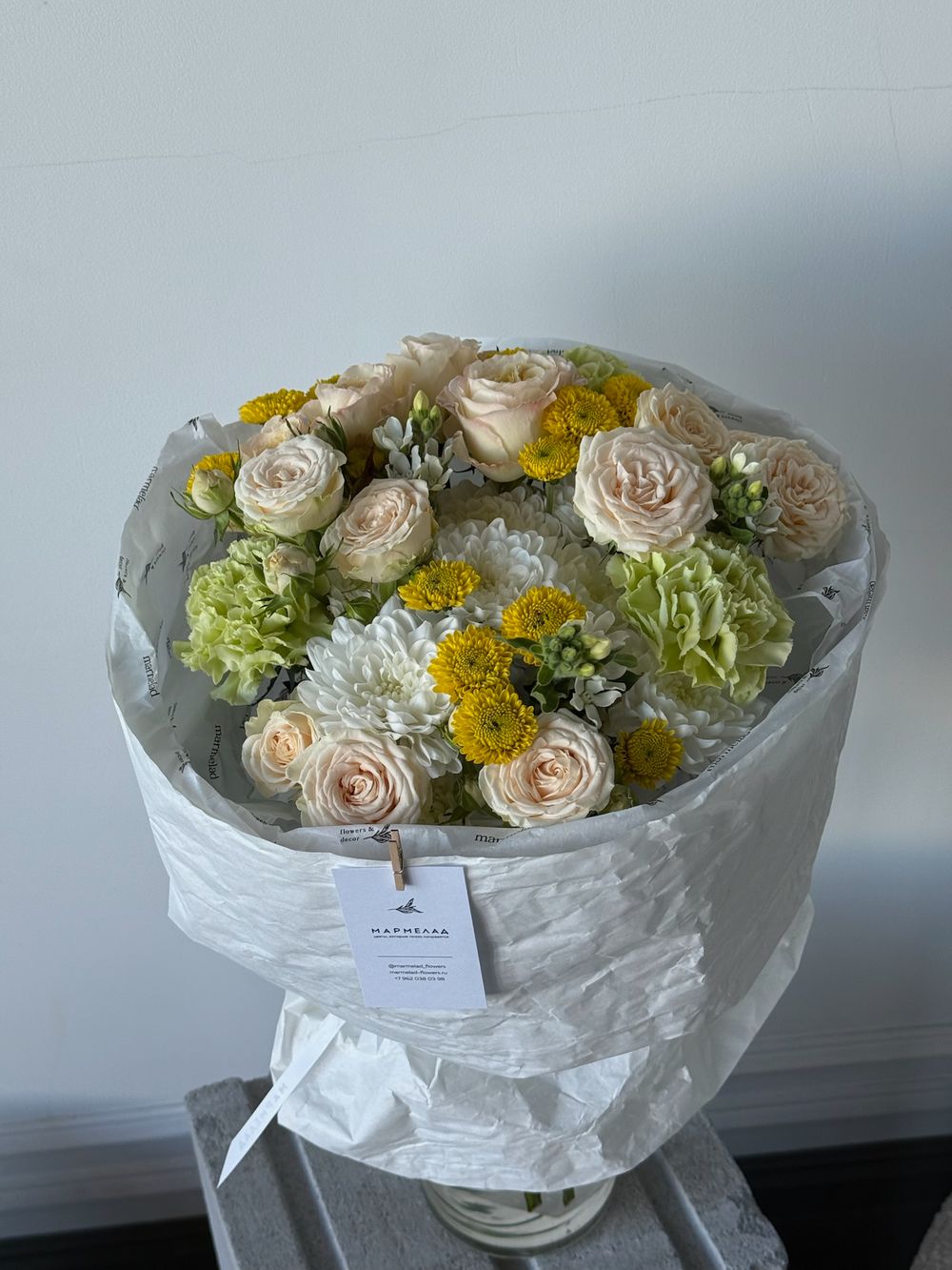 Букет из кустовых пионовидных роз, хризантемы, диантусов и оксипеталума