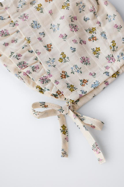 ZARA ЧЕПЧИК С ВОЛАНАМИ И ЦВЕТОЧНЫМ ТЕКСТУРНЫМ РИСУНКОМ, СЛОНОВАЯ КОСТЬ