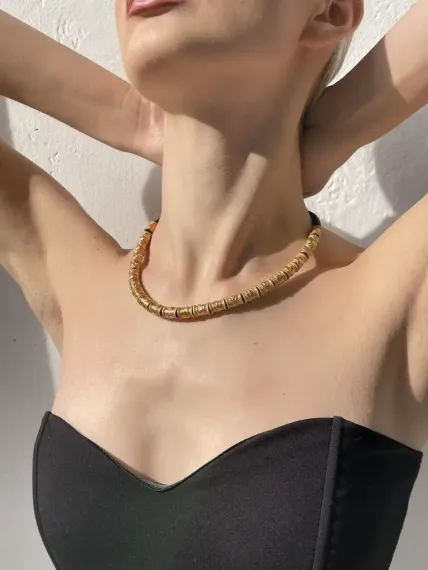 Руна Гебо из золота, вид на шее