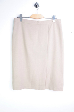 Юбка светлого оттенка, визуально на 48/50 размер