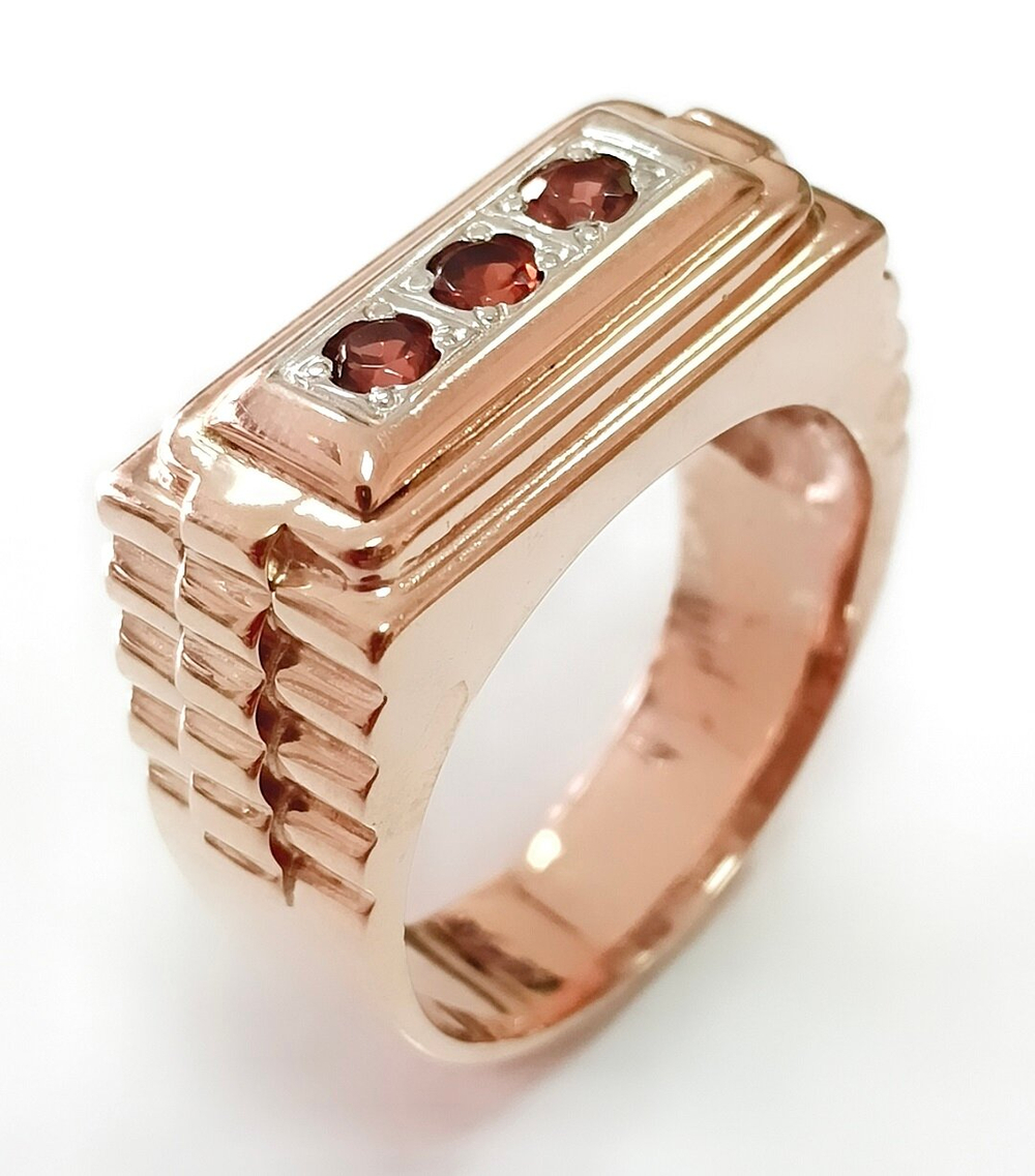 Ювелирное кольцо из серебра с позолотой ,вставка гранат