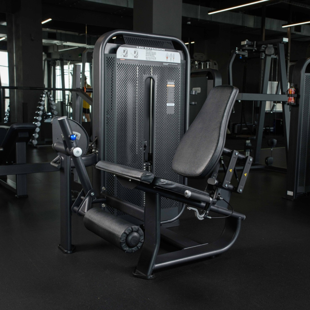 E7002 Разгибание ног сидя. Стек 135 кг