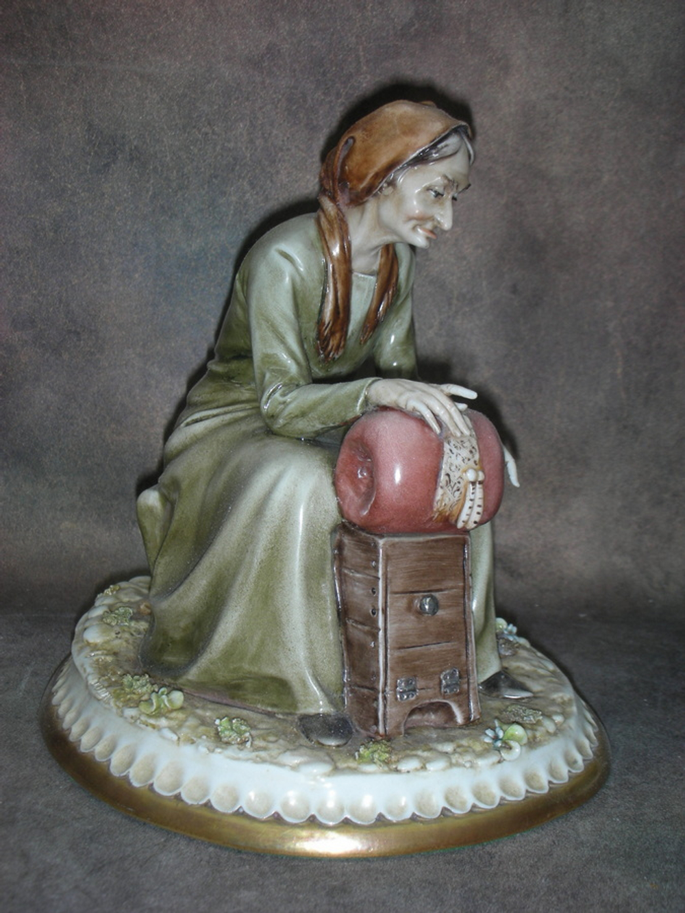 Статуэтка. Фарфор. Преклонные годы. Capodimonte. Италия