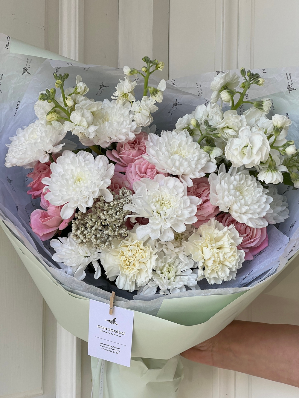 Букет из кустовой пионовидной розы, хризантемы и кустовой маттиолы