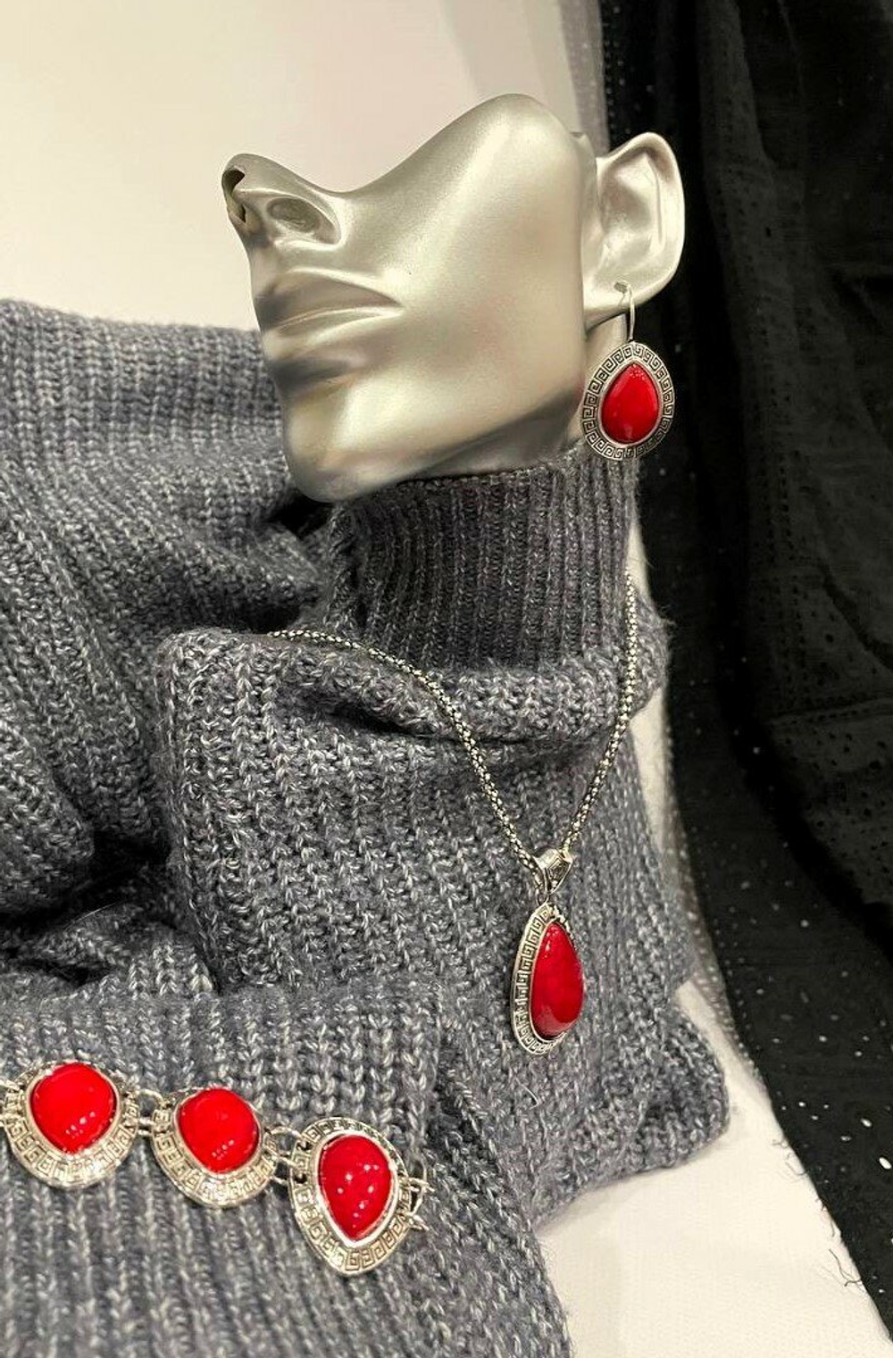 Комплект бижутерии "Красный коралл" - подвеска, серьги и браслет.  Форма-капля.