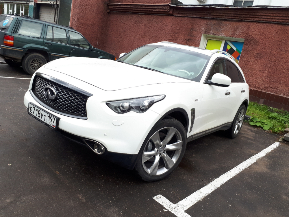 Решетка радиатора 2017 черная Infiniti QX70 FX37 FX50 FX30d