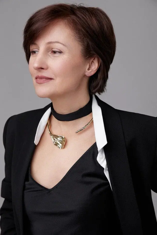 Колье-обруч Flora Belissima ассиметричный плоский лепесток, оттенок золото